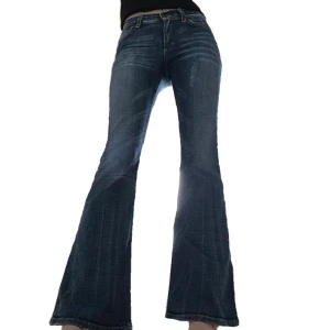 Lowaist bootcut jeans - Supersöta lowwaist bootcutjeans! Är lite för korta på mig, är 180cm :P som ni ser på andra bilden har byxorna ett smått hål. Skriv för mer bilder! Har ingen angiven storlek men sitter som xs-s! Kan mötas upp i gbg annars står köparen för frakt🫶