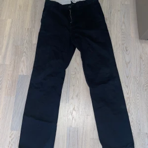 Weekday byxor - Weekday chinos/byxor Strl 28
