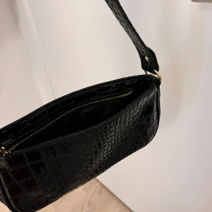 Väska - Säljer denna väska då den inte kommer till använing. Den är i bra skick, finns att hämta i stockholm. 