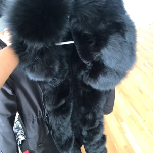 Parkajacka med äkta päls - parka med äkta pälsfodring samt äkta päls på krage. Innerfoder är okså äkta päls, går lätt att ta bort även päls på krage. 2 fickor på varje sida samt går de enkelt att dra åt midjan för en mer figurskydd jacka. denna jacka då den är tjockt fodrad. 