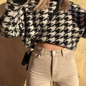 Stickad tröja med coolt mönster - Snygg stickad svartvit tröja med ett coolt mönster, från h&m i storlek xs