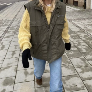 Grön väst - Säljer min asfeta thriftade väst från vildmarks. Den är så varm och även så snygg. Går att matcha till vad som och är så cool⚡️⚡️