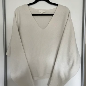 Vit tröja - En vit lite tjockare tröja med V-ringning från H&M. Storlek XS och i gott skick! 