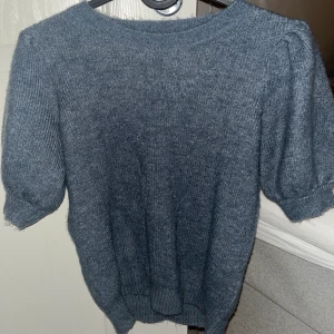 Snygg stickad tröja - Säljer denna tröjan från vero moda för att det inte kommit till användning. Är som ny!