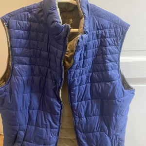 Vändbar väst - Vändbar väst från Massimo Dutti i mycket gott skick. 