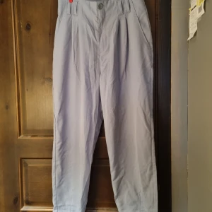 Ljusblå kosymbyxor - Hödmidjade Ljusblå byxor, modellen är 176cm. Säljer då storlek är för stor. Aldrig använda. 
