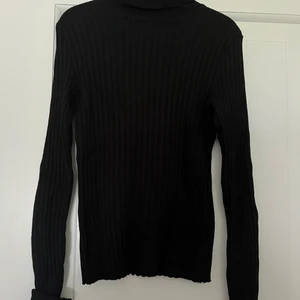 Svart polotröja storlek xs  - Perfekt svart polotröja att ha som basic plagg i gaderoben. Den är tunn, så går att använda under kläder för att ge extra värme (dock ej genomskinlig). Använd fåtal gånger 