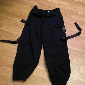 Black cargo pants - Svarta cargo byxor