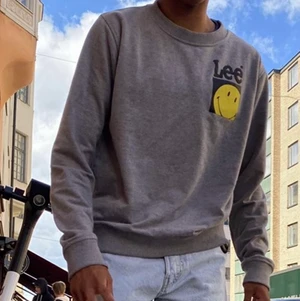 Sweatshirt  - Säljer denna sweatshirt från Lee då den inte kommer till användning längre. Tröjan är i storlek M men sitter som S. Skriv privat för mer bilder. Skick 8/10 