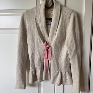 Odd molly kofta - Beige odd molly kofta med rosa snörning. Storlek 1 = S men passar även M 