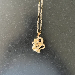 Halsband - GRATIS FRAKT  Ett super fint halsband som aldrig är använt.   Hänger på mig till mitten av bröstet💗 TRYCK EJ PÅ KÖP NU