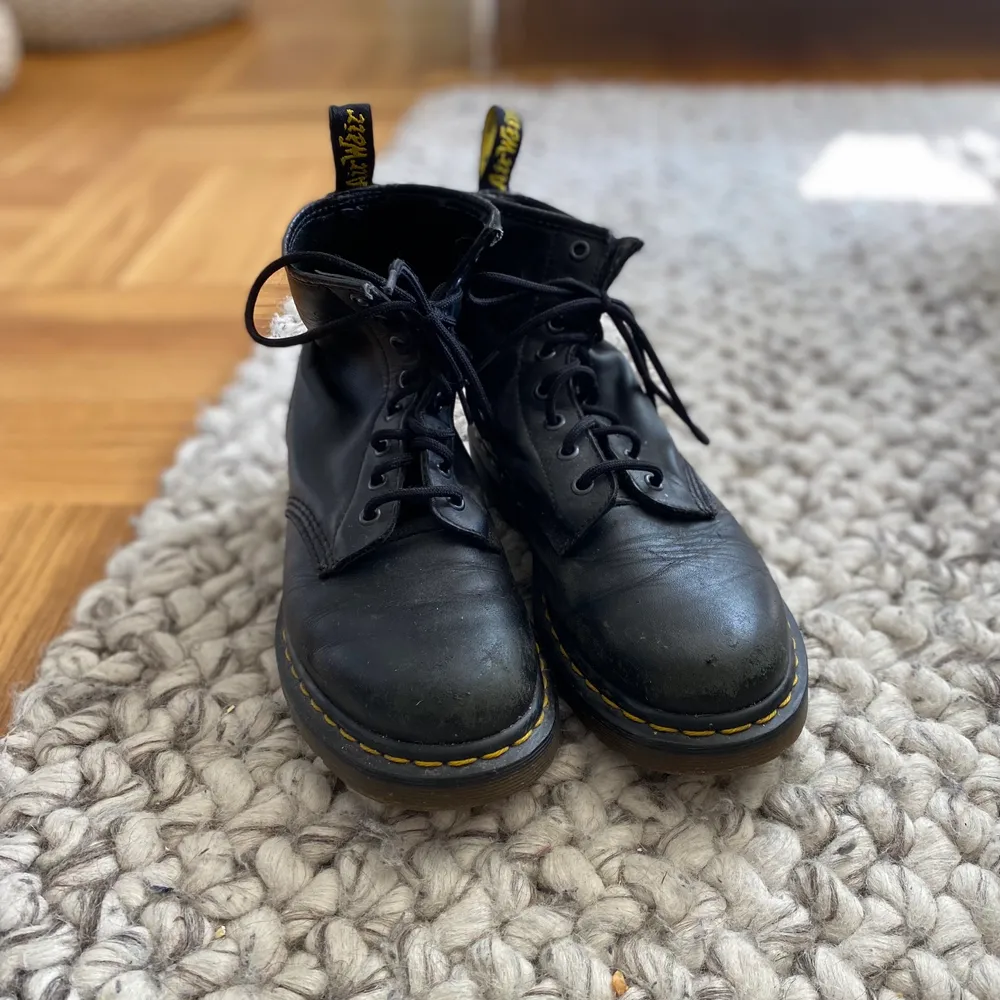 Jättefina dr martens till hösten! Små slitningar där framme men annars bra.. Skor.