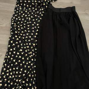 Hjälper mamma sälja hennes kjolar då de blivit för stora. Aldrig använda så i nyskick. Ena är en omlottkjol med små blommor på och den andra är en vanlig svart med resår i midjan. Se bild!💗
