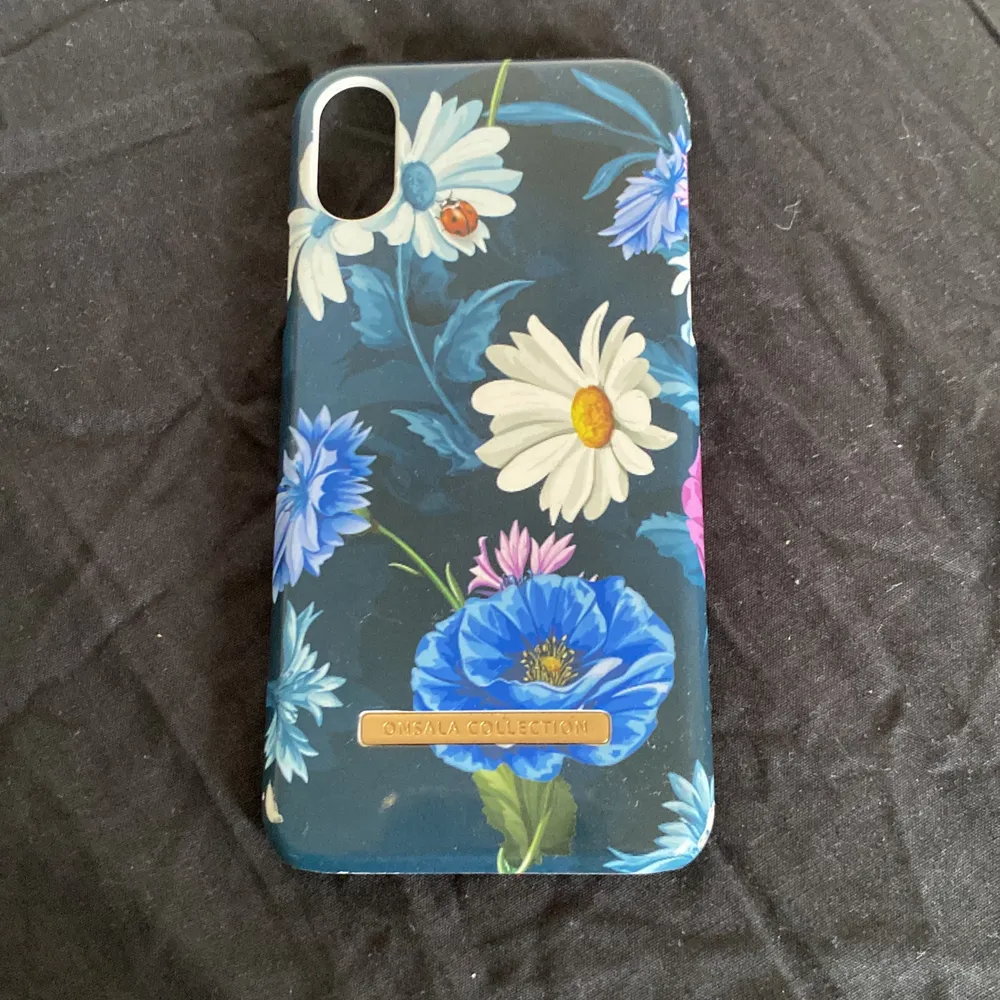  marinblått blommigt mobilskal till en iPhone xs bra skick . Accessoarer.