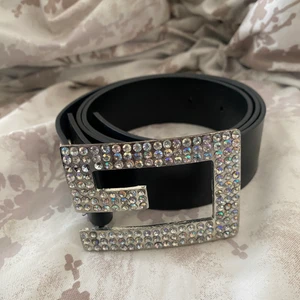 Bälte - Super fint  svart bälte . Säljer då jag inte anvät det.