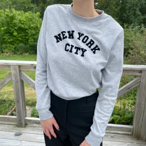 Grå collegetröja från HM  - Grå collegetröja från hm med New York text på 💞
