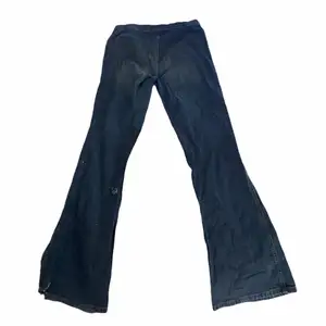 utsvängda jeans köpta på humana för 400 men fick aldrig användning för de, strl står inte mät efter måtten🤝 obs, finns hål  längre ner efter att hamstern hittade de Midjemått: 39cm tvärs över, 80 runt om ish Innerbensmått: 84-85cm