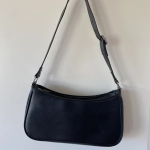 Svart axelremsväska  - Heej! Säljer nu min svarta axelremsväska då den inte kommer till användning längre. Den är justerbar och utan skador💓 original pris 250kr Kontakta mig vid intresse!💞💞