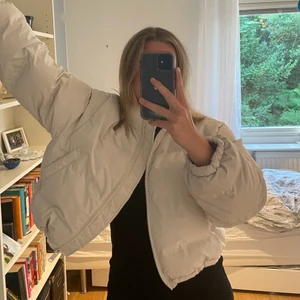 Cropped pufferjacket - Oanvänd puffer jacka från weeday och prislappen är kvar. Köptes för 600kr. 🥰