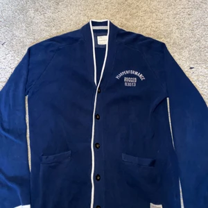 Kofta - Snygg peakperformance kofta, svår att hitta, ett unikt plagg som jag haft ett tag men använt sparsamt, skulle tro att den är vintage, väldigt bra skick (inga defekter) 