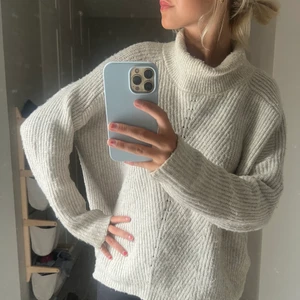 Beige stickad tröja från HM - Superfin färg och inte sticksig! Har en högre krage. Varsamt använd men är lite nopprig 