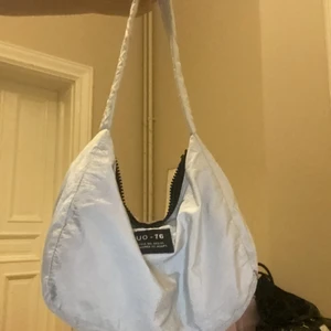 Mini bag  - Superfin reflexmatrisl mini väska från Urban outfiters, älskar formen och storleken💗