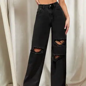 Svarta snygga håliga jeans ifrån SHEIN🤩 endast använt dem ett fåtal gånger pågrund av att dem bara inte kommit till användning så dem är knappt använda🤩[LÅNADE BILDER]