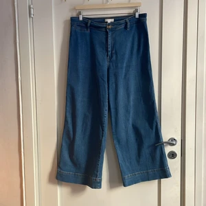 Raka jeans med stretch från H&M  - Raka jeans från H&M i stretch, storlek 42. Endast bakfickor. Otroligt bekväma! Sparsamt använda!