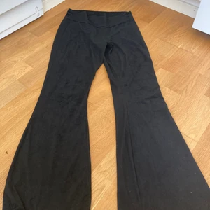 Byxor  - Svarta byxor från bikbok 