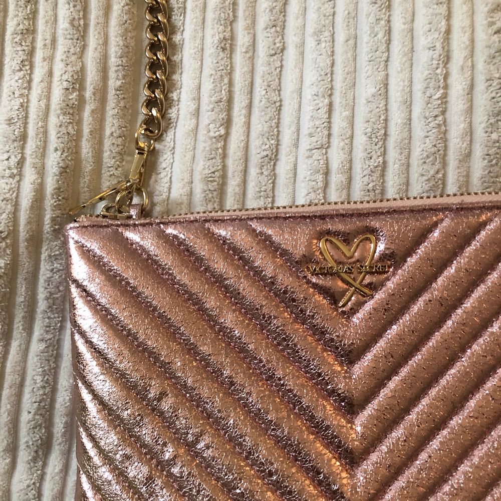 Helt ny oanvänd Victoria’s secret väska i metallic rosa färg. Går att ta av banden ifall man vill använda den som purse eller necessär. . Väskor.