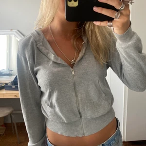 Stickad ziphoodie - Stickad kort ziphoodie. Säljer pga flytt utomlands, går att få paketpris vid köp av fler plagg. Frakt ingår inte