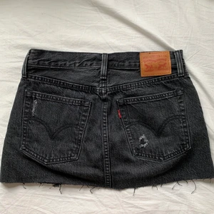 Levis jeanskjol - Levis jeanskjol som tyvärr är lite liten🤍 midjemått:71