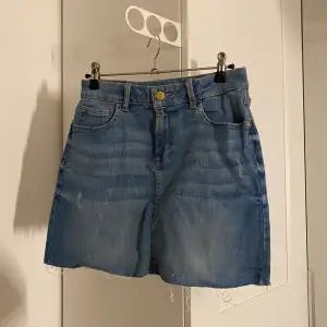 Säljer denna jeans kjol ifrån Lindex