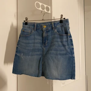Jeans kjol  - Säljer denna jeans kjol ifrån Lindex