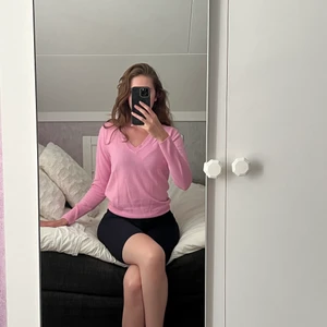 Gina Tricot | Rosa tröja  - Rosa och v-ringad tröja. 