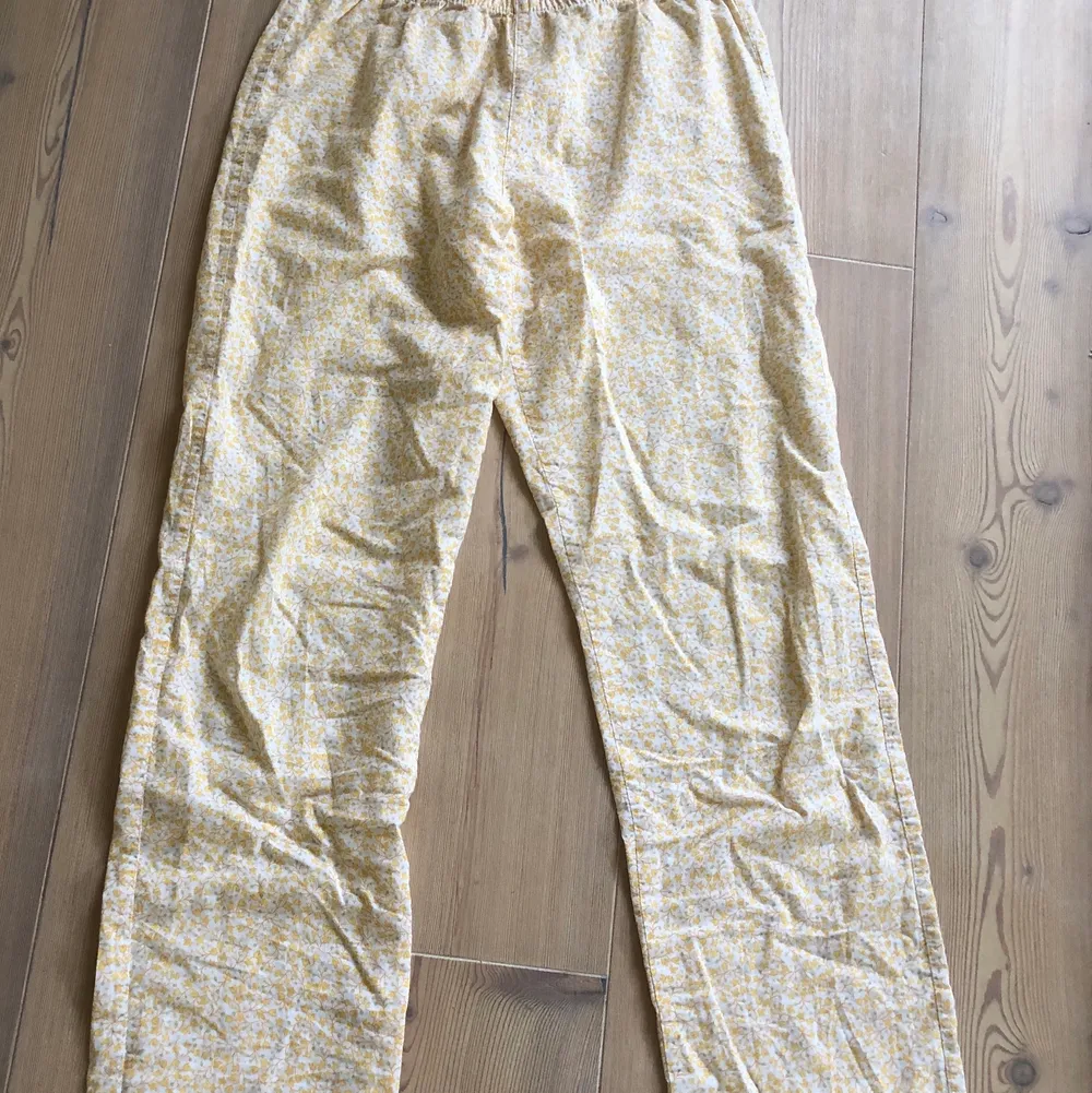 Ett par gul blommiga ”pyjamas” byxor! Väldigt sköna och lågmidjade för mig som är 160cm men har långa ben! Storlek 164 Dem är ifrån Zara girls. Frakten är 39kr så 50+39=89kr. Jeans & Byxor.