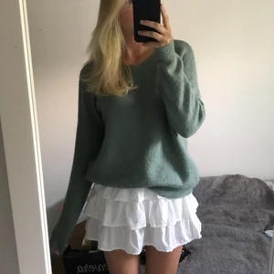 Stickad tröja  - Grön stickad tröja från MSCH Köpenhamn. Köpt för 499kr och är i fint skick, storlek M/L men passar även S, frakten kostar 49kr och är spårbar ❤️