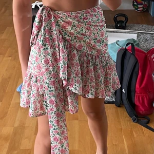Kjol från vila - Jättesöt kjol från Vila. Kjolen är omlott och knyts på sidan. Kjolen är i stl. Xs/S men är förmörka så i kjolen står det L