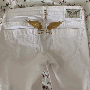 Trendiga vita y2k jeans från Robin’s Jean 😍 Säljer pga att de är för korta för mig 😔 Aldrig använda!! Storlek 25 i midjan, men töjbara 🥰 (jag är 175cm) 😋