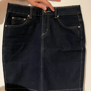 Jeanskjol!!  - Jättefin jeanskjol. Storlek 36. Säljer pga har flera stycken. Nästintill oanvänd. 