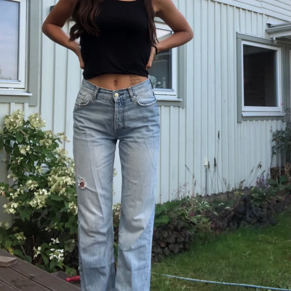 Skitsnygga straight jeans i strl 34! Jättesköna att ha på sig och är perfekt längd för mig som är 165! 🌈🌈. Jeans & Byxor.
