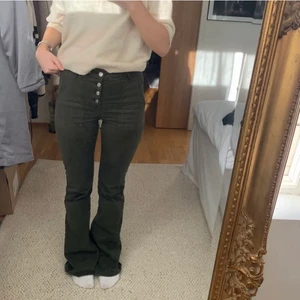 Gröna jeans  - Jättesnygga gröna bootcut jeans från zara som är slutsålda! Väldigt nice nu till hösten🙌🏼