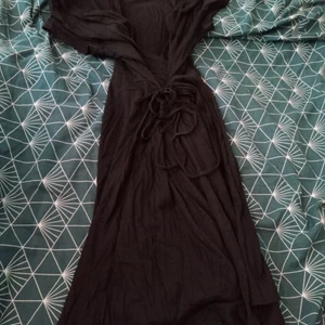 Klänning - Använd några gånger, kände mig icke helt bekväm i den, kan vara för att den är för stor. Tyget är fortfarande mjukt. Inga skönhetsfläckar.