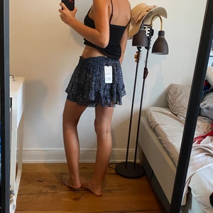 Shorts zara - Mönstrade shorts från zara med volanger. Ser lite ut som en kjol. Aldrig använda nypris 399kr. Använd inte ”köpa nu” funktion 🥰