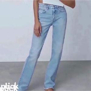 Säljer dessa trendiga zara jeans i storlek 36 då de ej kommer till användning längre. 