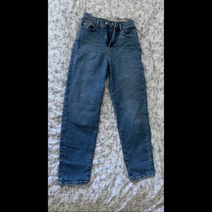Blåa mom jeans från Ginatricot - Haft de i lite mer än 1 år och använt de lite men de ser ut att vara nya. Det är storleken 36 och är lite små på mig och är även lite korta på mina ben. Jag är 174cm men jag tror att de här passar bättre på någon med lite kortare ben än mig!