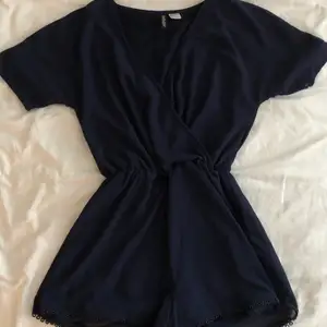Marinblå jumpsuit från H&M. Använt några gånger och sitter på jättefint. Har tyvärr växt ur den nu.