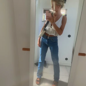 Lågmidjade blå Jeans - Trendiga lågmidjade och perfekt blåa jeans med slits från GinaTricot! I strl 36 och passar mig som normalt har 36/38 i jeans. Köpt för 600kr och knappt använda då jag fick ett par liknande