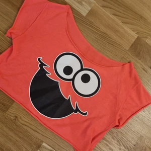 T-shirt  - Kort neon rosa t-shirt  Storlek: S 