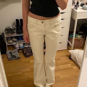 Lågmidjade jeans  - Ett par vit/creme lågmidjade jeans från Brandy Melville. Ganska säker på att de inte finns kvar. Några väldigt små fläckar och slitningar på ena fickan som visas i tredje bilden. Annars i väldigt bra skick och bara använd ett fåtal gånger 